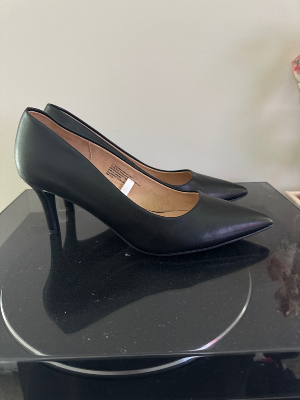 Classic Black Pointed-Toe Women's Pumps - Picture 2 of 4